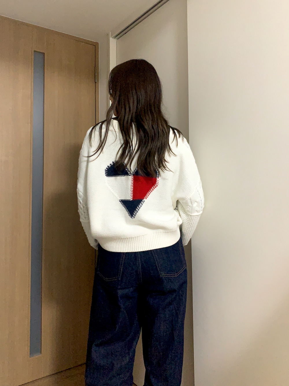 「カジュアルコーデ、秋冬コーデ、ゆるコーデ、カーディガン、ニット、TOMMY JEANS、デニムパンツ、デニムコーデ、ワイドデニム、カーブパンツ、スニーカーコーデ、白ニット、オーバーサイズ、ボリューム袖、ショート丈」｜「tommy jeansのアイテム（ニット/セーター、ホワイト系）」を使った、shihoさん（レディース・163cm）の秋コーディネートの3枚目の写真