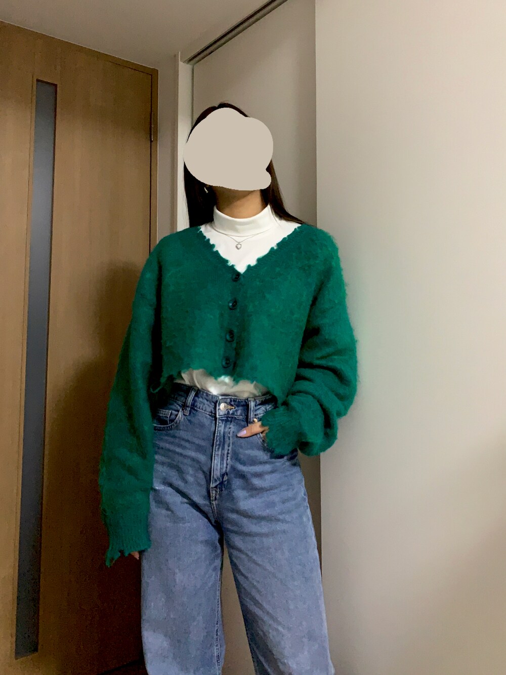 「カジュアルコーデ、オトナカジュアル、ニットコーデ、きれいめカジュアル、グリーン、ショート丈トップス、カーディガン、カーディガンコーデ、ショート丈、タートルネック、ハイウエストデニム、ハイウエストパンツ、緑、今日のコーデ、モヘアニット」｜「UNIQLOのタートルネックT（長袖）（Tシャツ/カットソー、ホワイト系）」を使った、shihoさん（レディース・163cm）の冬コーディネートの2枚目の写真