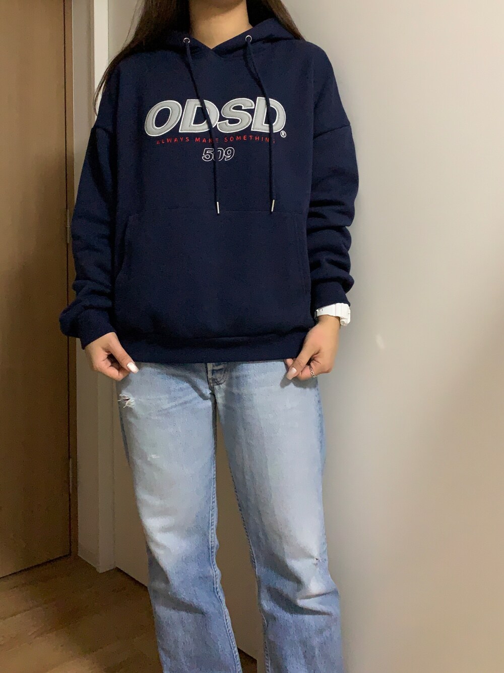 「秋冬コーデ、おしゃれさんと繋がりたい、パンツスタイル、韓国ファッション、カジュアルコーデ、ネイビー、古着MIX、デニムパンツ、フーディー、oddstudio、韓国ブランド、韓国コーデ、ハイカットスニーカー、秋コーデ、メンズライク」｜「ODD STUDIOの【ODD STUDIO(オッドスタジオ) 】ODSD LOGO HOODIE（パーカー、ブルー系）」を使った、shihoさん（レディース・163cm）の秋コーディネートの2枚目の写真