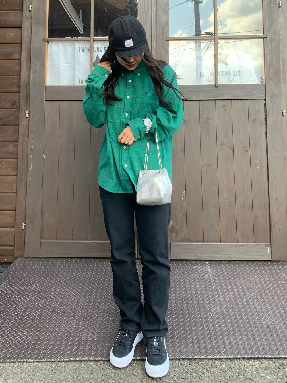 「春服みてみて、カジュアルコーデ、今日のコーデ、おしゃれさんと繋がりたい、パンツスタイル、スニーカーコーデ、ストリート、グリーン、シャツ、ブラックデニム、厚底スニーカー、巾着バッグ、チェーンバッグ、ストリートMIX、XLARGE」｜「SHEINのアイテム（デニムパンツ、ブラック系）」を使った、shihoさん（レディース・163cm）の春コーディネートの3枚目の写真