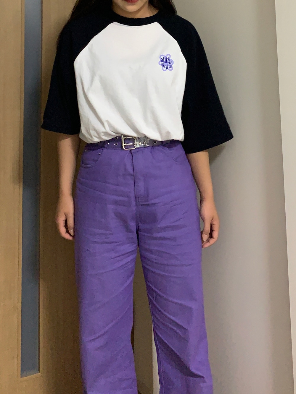 「夏服、パンツスタイル、ラフスタイル、プチプラコーデ、カジユアル、カジュアルコーデ、スニーカー、プリントT、ハイウエストパンツ、パープル、セミワイドパンツ、ワイドパンツ、フーズフーギャラリー(WHO'S WHO gallery)、WHO’S WHO gallery、ABITOKYO」｜「ABITOKYOのハイウエストストレッチデニムセミワイドパンツ（デニムパンツ、パープル系）」を使った、shihoさん（レディース・163cm）の夏コーディネートの2枚目の写真