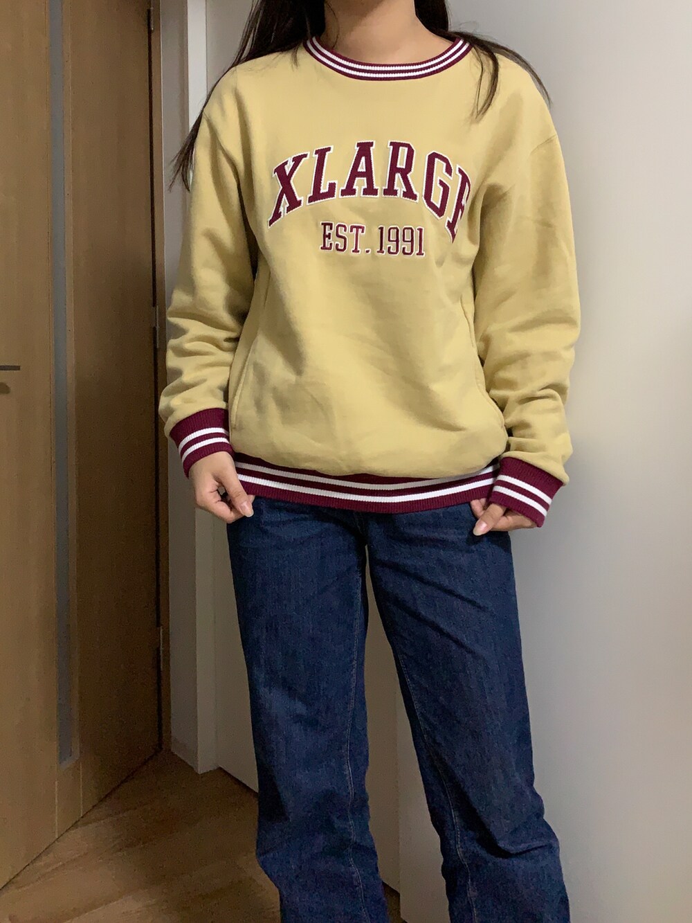 「カジュアルコーデ、パンツコーデ、デニム、エクストララージ、XLARGE、メンズアイテム、メンズライク、スウェット、トレーナー、ベージュ、ストリート、スニーカーコーデ、カジュアルスタイル、秋服」｜「GUのアイテム（デニムパンツ、ブルー系）」を使った、shihoさん（レディース・163cm）の秋コーディネートの2枚目の写真