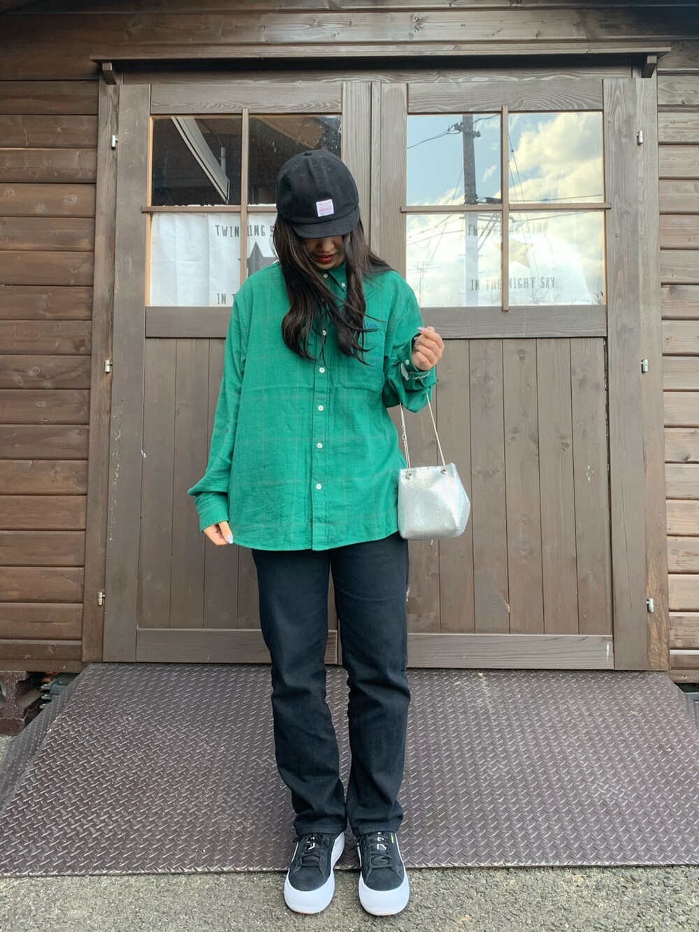 「春服みてみて、カジュアルコーデ、今日のコーデ、おしゃれさんと繋がりたい、パンツスタイル、スニーカーコーデ、ストリート、グリーン、シャツ、ブラックデニム、厚底スニーカー、巾着バッグ、チェーンバッグ、ストリートMIX、XLARGE」｜「SHEINのアイテム（デニムパンツ、ブラック系）」を使った、shihoさん（レディース・163cm）の春コーディネートの2枚目の写真