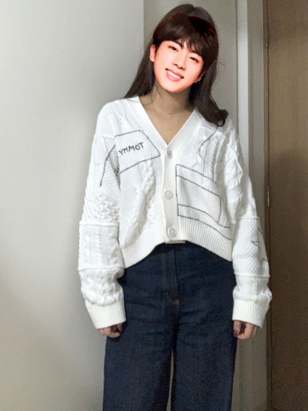 「カジュアルコーデ、秋冬コーデ、ゆるコーデ、カーディガン、ニット、TOMMY JEANS、デニムパンツ、デニムコーデ、ワイドデニム、カーブパンツ、スニーカーコーデ、白ニット、オーバーサイズ、ボリューム袖、ショート丈」｜「tommy jeansのアイテム（ニット/セーター、ホワイト系）」を使った、shihoさん（レディース・163cm）の秋コーディネートの2枚目の写真