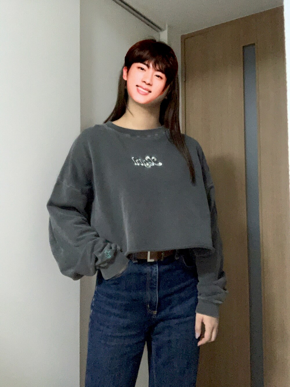 「カジュアルコーデ、今日のコーデ、シンプル、ビッグシルエット、オーバーサイズ、デニムパンツ、ショート丈トップス、ショート丈、x-girl、ボリューム袖、チャコールグレー、ハイウエストデニム、ブーツ、おしゃれさんと繋がりたい、スウェット」｜「GUのアイテム（デニムパンツ、ブルー系）」を使った、shihoさん（レディース・163cm）の冬コーディネートの2枚目の写真