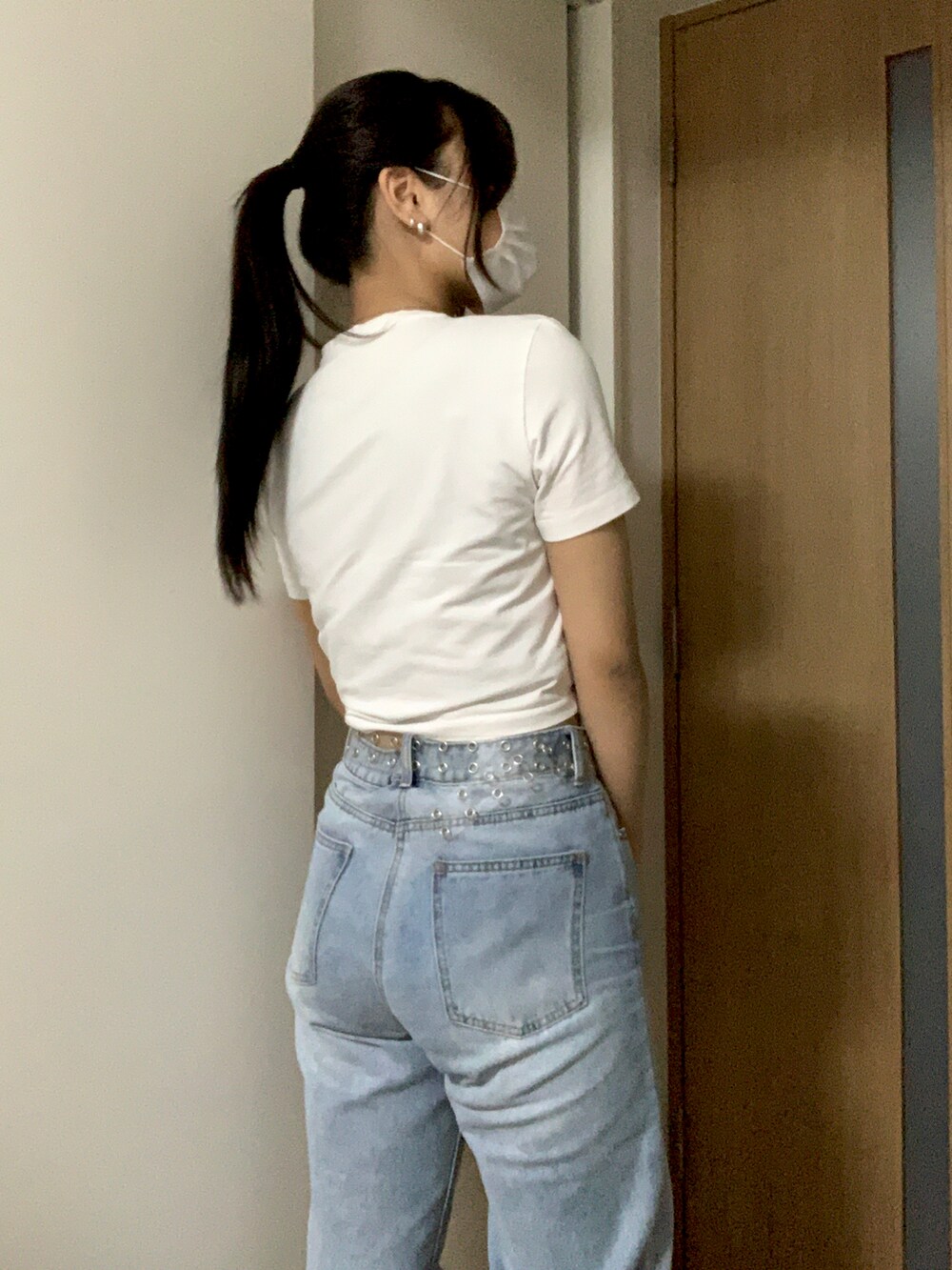 「シンプルコーデ、初夏コーデ、プチプラ、ワイドパンツ、デニムパンツ、ワイドデニム、グレイル、GRL、シンプルスタイル、ナイキ、NIKE、AIR FORCE 1、白Tシャツ、ショート丈トップス、クロップドトップス」｜「ZARAのアイテム（Tシャツ/カットソー、ホワイト系）」を使った、shihoさん（レディース・163cm）の春コーディネートの2枚目の写真