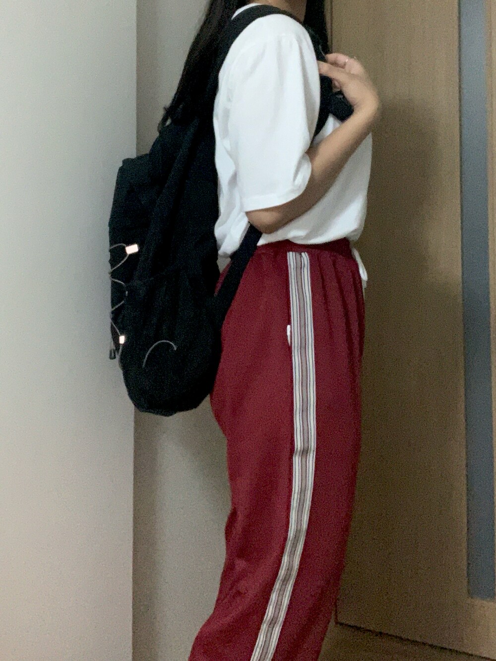 「ラクチンコーデ、カジュアルコーデ、Tシャツ、ロゴT、韓国ブランド、トラックパンツ、ジャージ、ジャージーパンツ、ワインレッド、タックイン、白Tシャツ、スニーカーコーデ、韓国ファッション、通学コーデ、リュック」｜「ODD STUDIOのODSD-LOGO T-SHIRT【012T】（Tシャツ/カットソー、ホワイト系）」を使った、shihoさん（レディース・163cm）の夏コーディネートの2枚目の写真