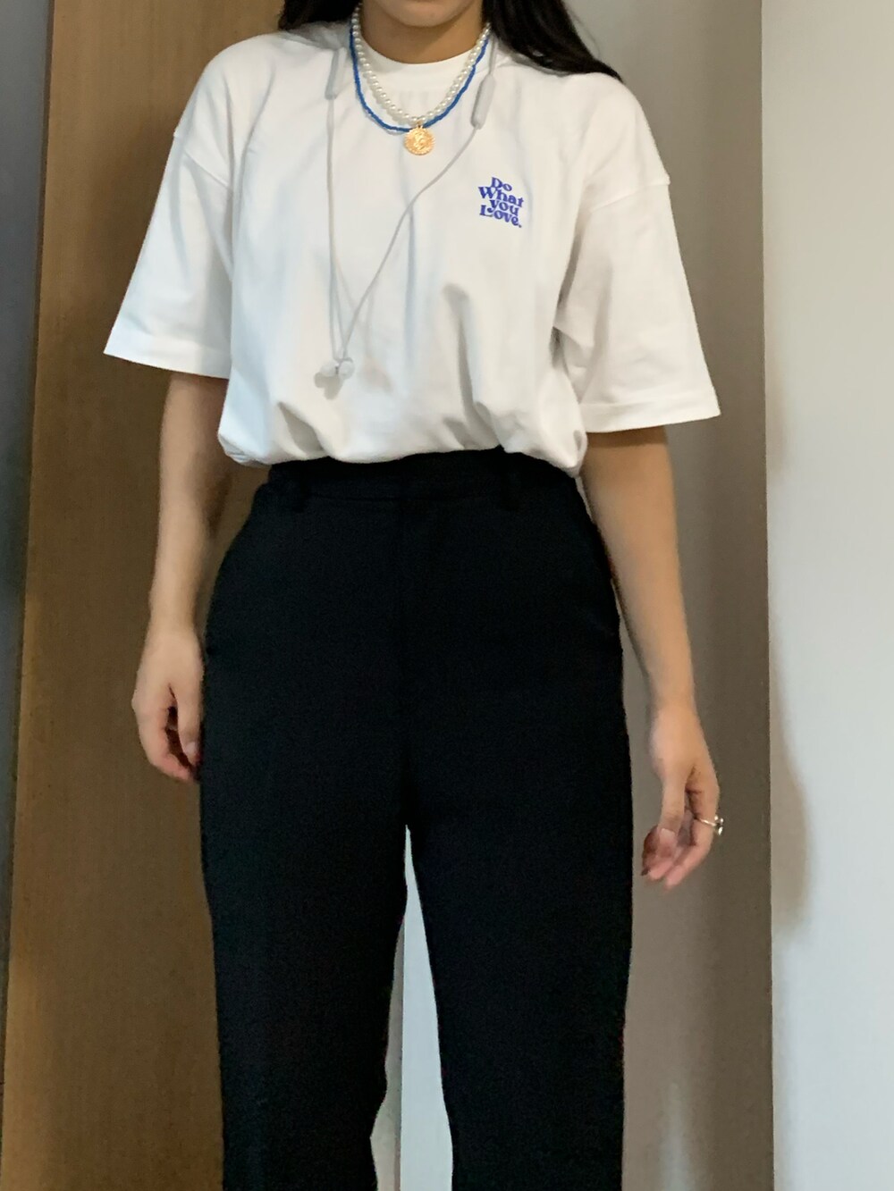 「ハイウエストパンツ、フレアパンツ、ロゴT、バックプリント、オーバーサイズ、メンズライク、ユニセックス、PAGEBOY、pageboylim、白Tシャツ、カジュアルコーデ、夏だ！Tシャツ着よう！、シンプルスタイル、きれいめカジュアル、ストリートMIX」｜「PBLIMのPAGEBOYLIM/DWYLロゴT（Tシャツ/カットソー、ホワイト系）」を使った、shihoさん（レディース・163cm）の夏コーディネートの2枚目の写真
