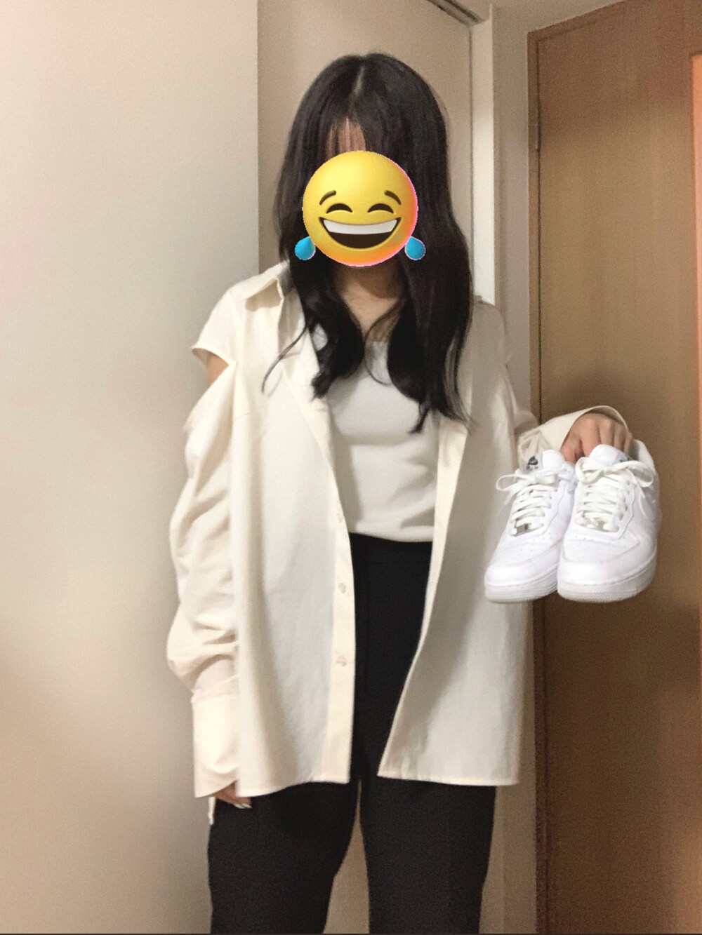 「春コーデ、シンプル、ショルダースリット、肩出し、ホワイト、ブラック、デート、スニーカーコーデ、ゆるコーデ、ハイウエストパンツ、タンクトップ、ガーリーカジュアル、白スニーカー、フレアパンツ、プチプラ」｜「しまむらのアイテム（タンクトップ、ホワイト系）」を使った、shihoさん（レディース・163cm）の春コーディネートの2枚目の写真