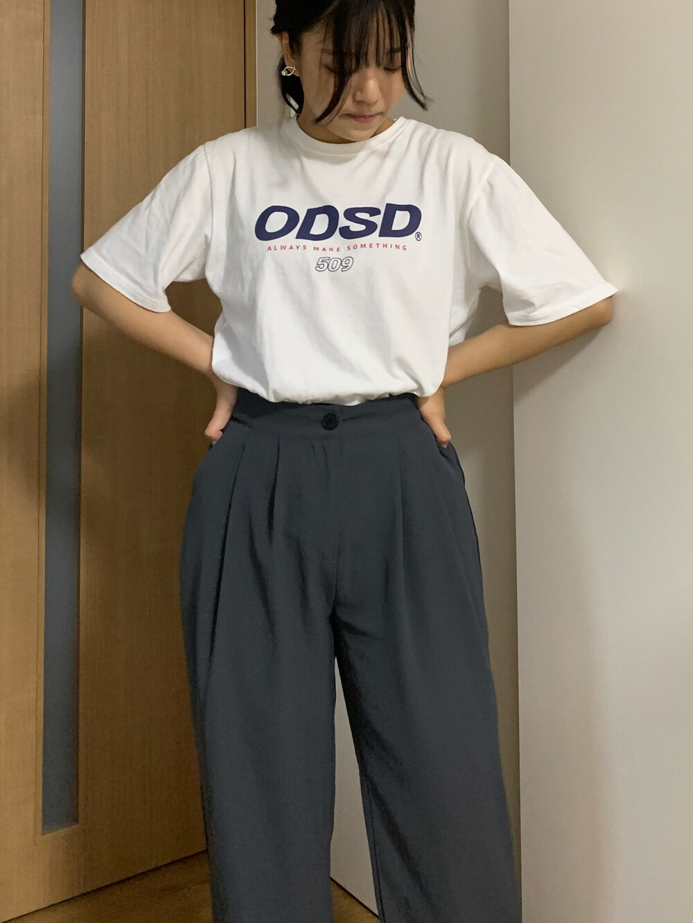 「リラックススタイル、ootd、夏コーデ、Tシャツ、白Tシャツ、ロゴT、韓国ブランド、韓国ファッション、スラックス、グレーパンツ、グレー、ホワイト、スニーカーコーデ、韓国、ストリートMIX」｜「ODD STUDIOの【ODD STUDIO/オッドスタジオ】ODSD LOGO T-SHIRT（ロゴTシャツ）（Tシャツ/カットソー、ホワイト系）」を使った、shihoさん（レディース・163cm）の夏コーディネートの2枚目の写真