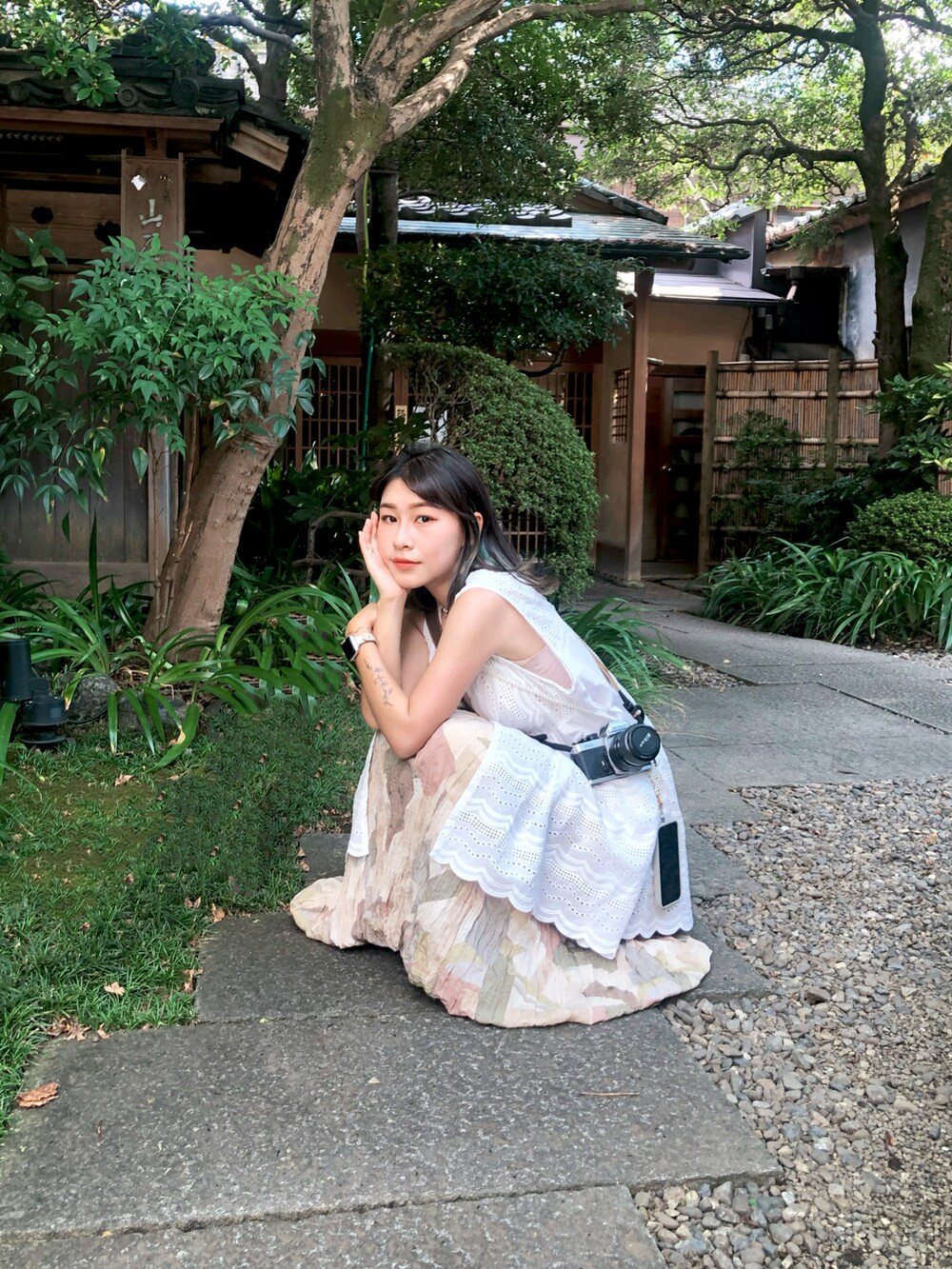 ブラウン系のシューズを着用したレディースの春コーディネートの3枚目の写真