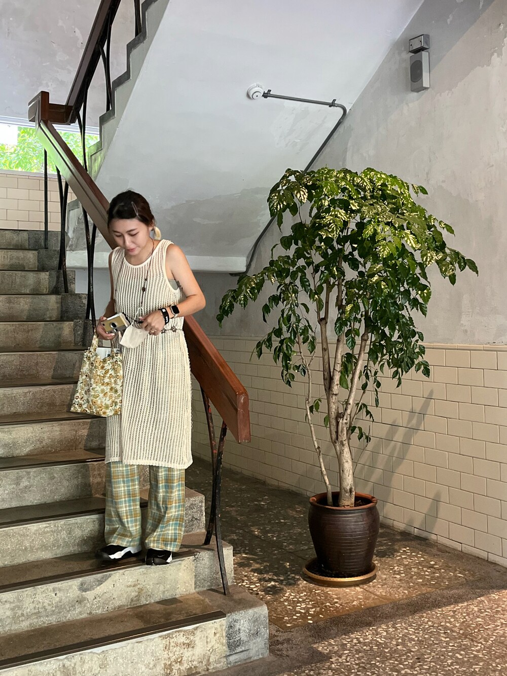 ブラック系のスニーカーを着用したレディースの夏コーディネートの2枚目の写真