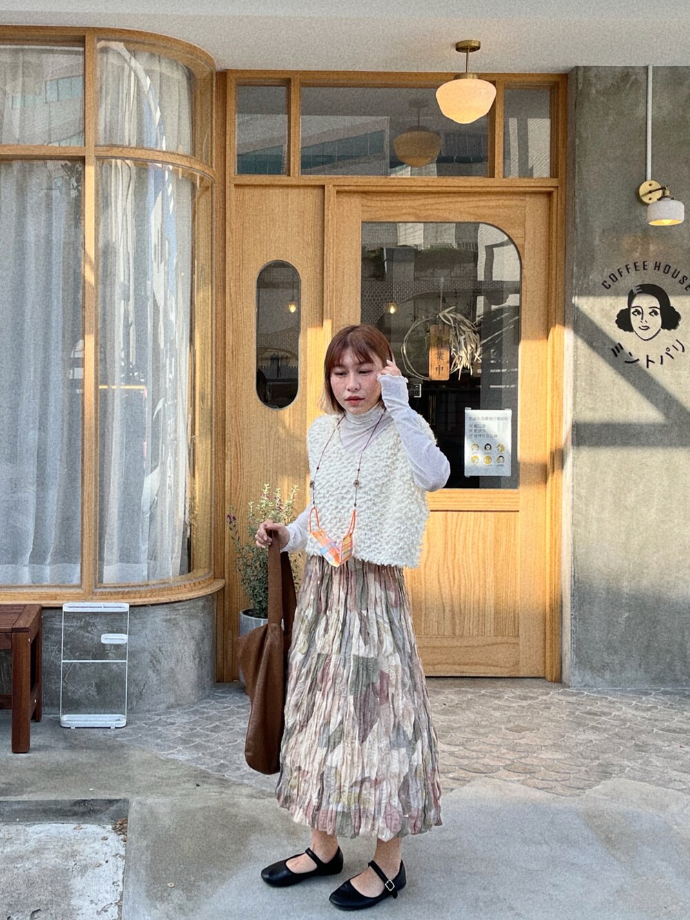 ブラック系のシューズを着用したレディースの冬コーディネートの2枚目の写真