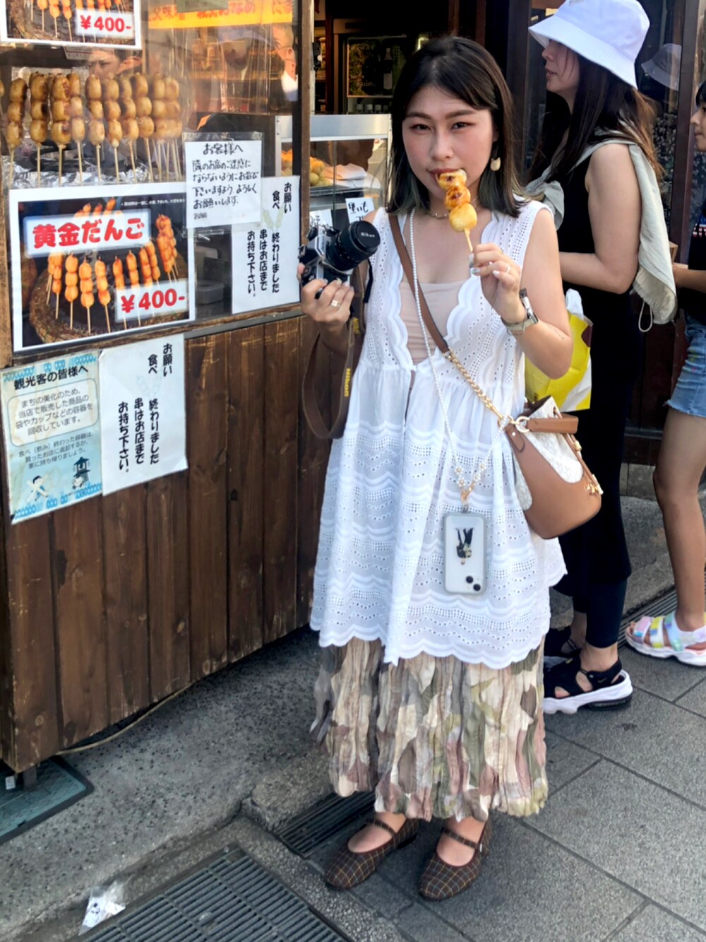 ブラウン系のシューズを着用したレディースの春コーディネートの2枚目の写真