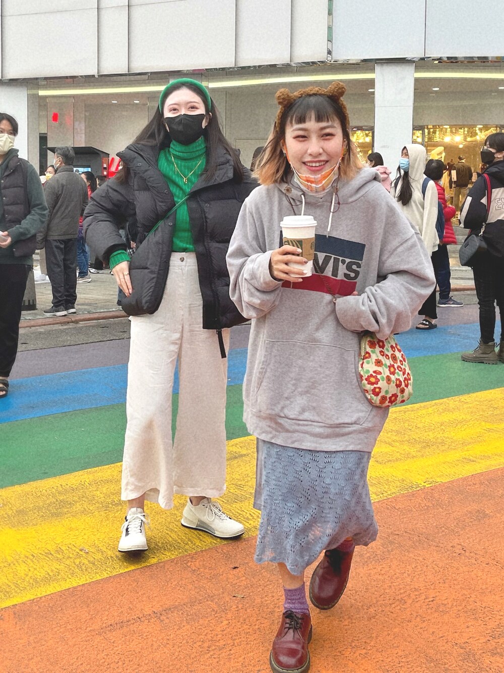 グレー系のトップス、レッド系のドレスシューズ、ホワイト系のシューズを着用したレディースの冬コーディネートの2枚目の写真