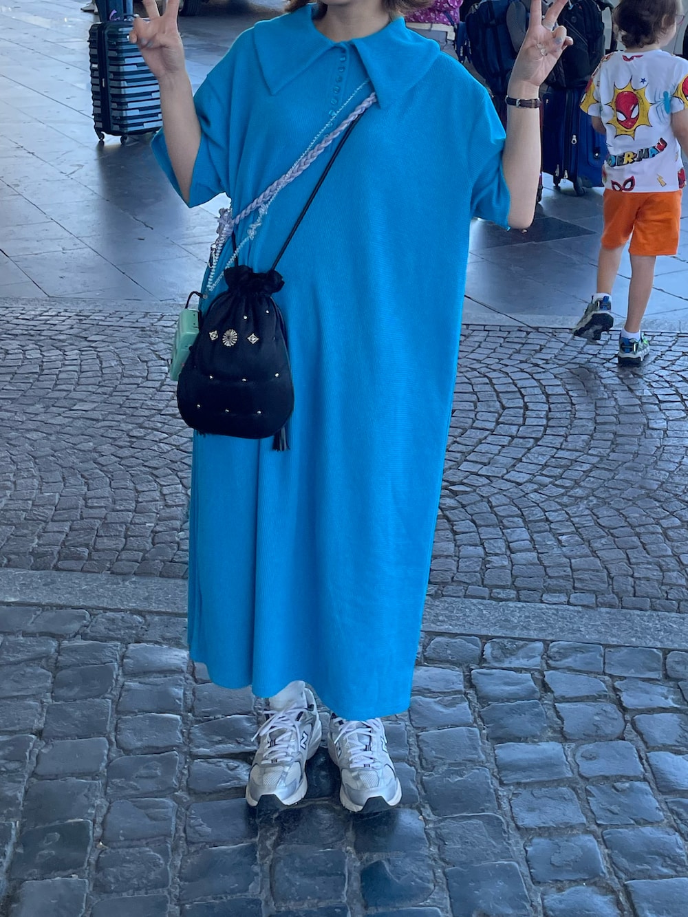 「秋服コーデ、シンプルコーデ、カジュアルコーデ、ワンピース、ポロシャツ、ポロシャツワンピース、ブルー、ブルーコーデ、ラフコーデ、旅行コーデ、forksy、New Balance、control freak」｜「forksy.の【forksy.】ワッフルビッグカラーポロワンピース（ワンピース、ブルー系）」を使った、mifuさん（レディース・156cm）の秋コーディネートの2枚目の写真
