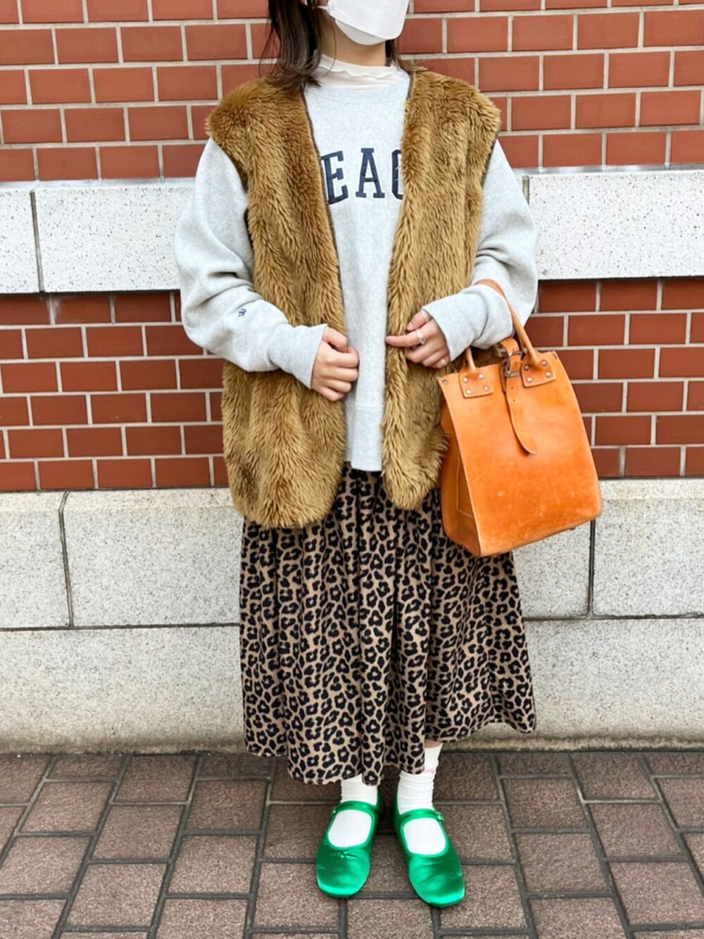 「ootd、古着MIX、おしゃれさんと繋がりたい、冬コーデ、ファーベスト、私の推しブランド、トレーナー、BEAMS BOY、Champion、FREAK’Ｓ STORE、she said that」｜「BEAMS BOYのChampion × BEAMS BOY / 別注 リバースウィーブ(R) ロゴ スウェット（スウェット、グレー系）」を使った、mifuさん（レディース・156cm）の冬コーディネートの2枚目の写真