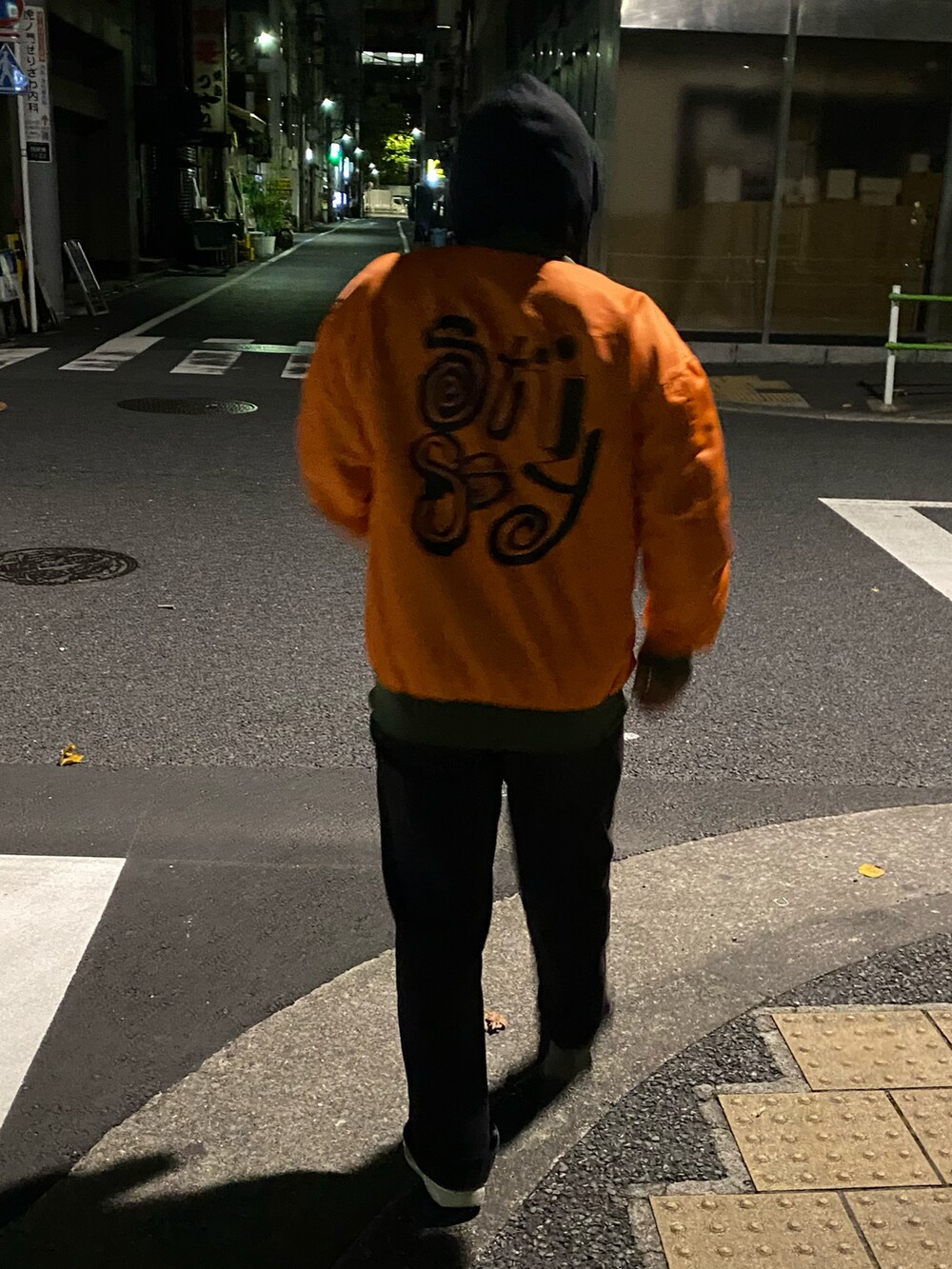 「stussy、パーカー、オレンジ」｜「GUのアイテム（パーカー、ブラック系）」を使った、ふじりくさん（メンズ・166cm）の冬コーディネートの2枚目の写真