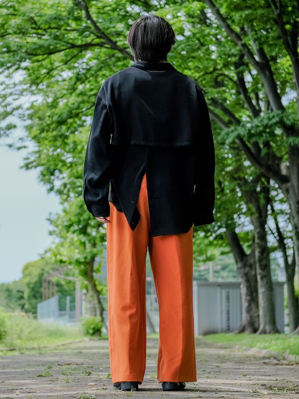 オレンジ系のスラックス、ブラック系のシャツ/ブラウスを着用したメンズの夏コーディネートの3枚目の写真