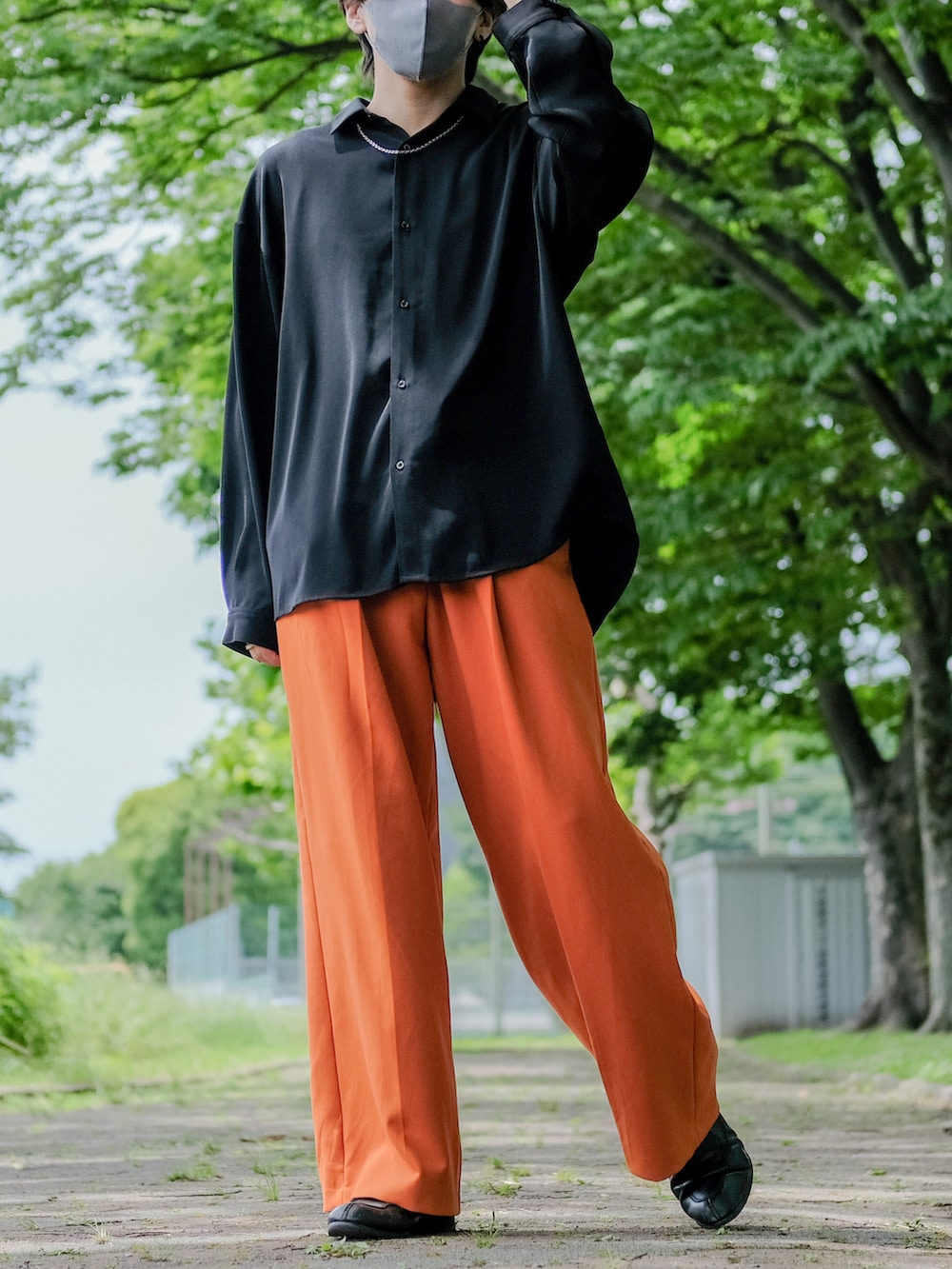 オレンジ系のスラックス、ブラック系のシャツ/ブラウスを着用したメンズの夏コーディネートの2枚目の写真