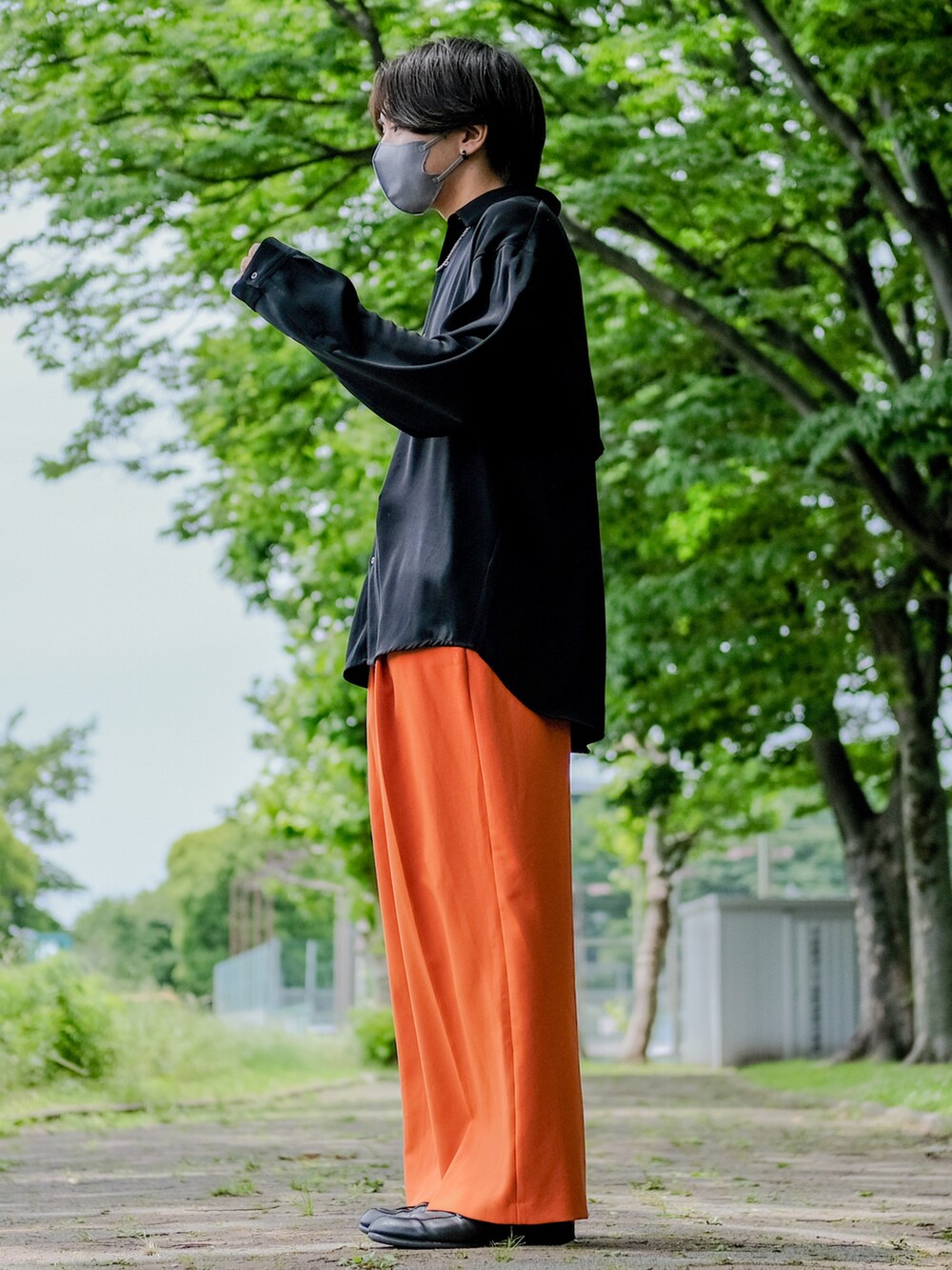 オレンジ系のスラックス、ブラック系のシャツ/ブラウスを着用したメンズの夏コーディネートの4枚目の写真