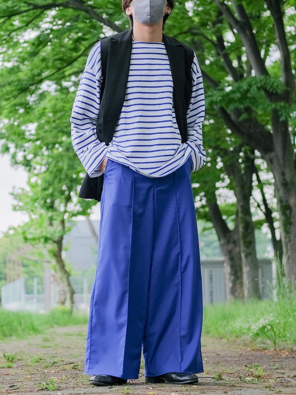 ブルー系のTシャツ/カットソー、ブルー系のパンツ、ブラック系のその他アウターを着用したメンズの春コーディネートの2枚目の写真