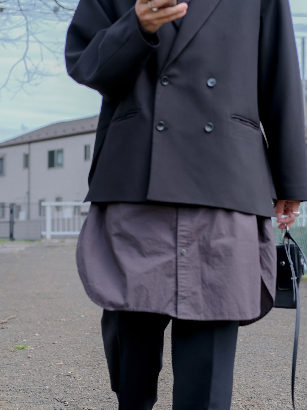 ブラック系のテーラードジャケット、ブラック系のシャツ/ブラウス、ブラック系のショルダーバッグを着用したメンズの春コーディネートの4枚目の写真