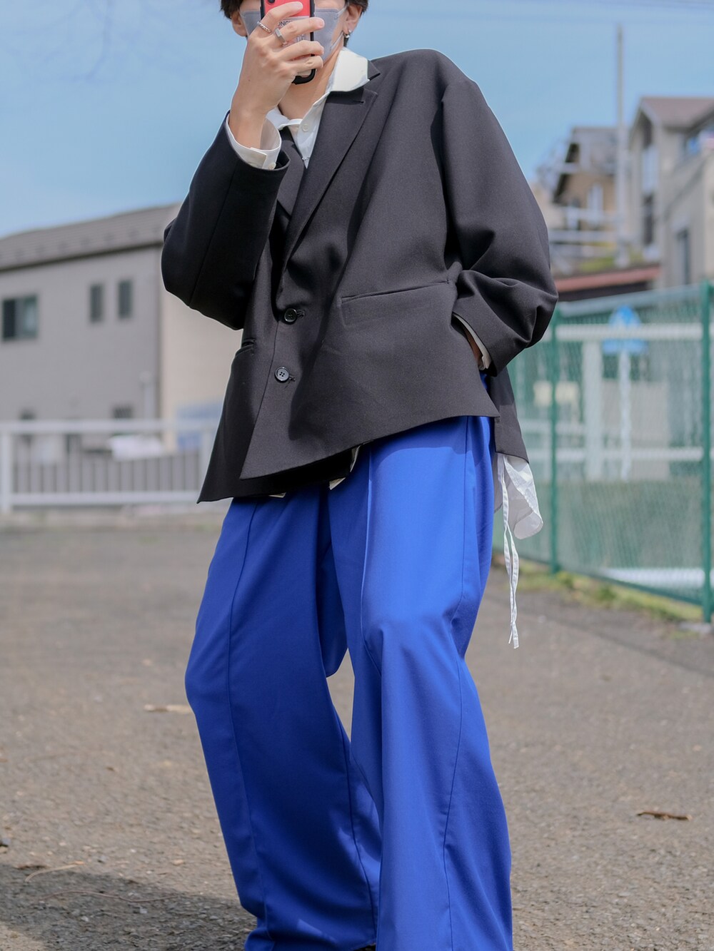 ブラック系のテーラードジャケット、ホワイト系のシャツ/ブラウス、ブルー系のパンツを着用したメンズの春コーディネートの4枚目の写真