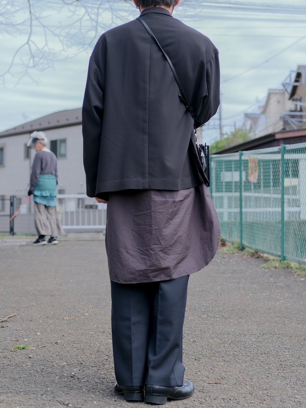 ブラック系のテーラードジャケット、ブラック系のシャツ/ブラウス、ブラック系のショルダーバッグを着用したメンズの春コーディネートの3枚目の写真