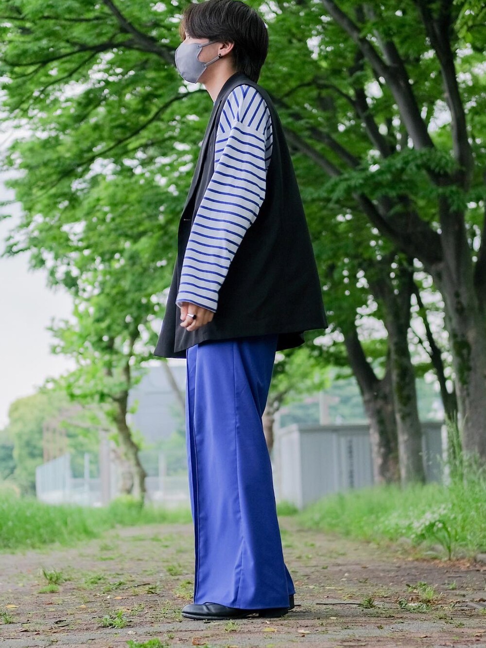 ブルー系のTシャツ/カットソー、ブルー系のパンツ、ブラック系のその他アウターを着用したメンズの春コーディネートの4枚目の写真