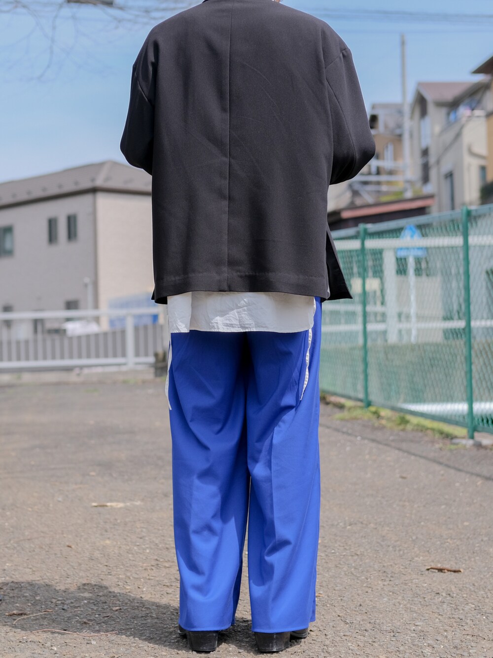 ブラック系のテーラードジャケット、ホワイト系のシャツ/ブラウス、ブルー系のパンツを着用したメンズの春コーディネートの3枚目の写真