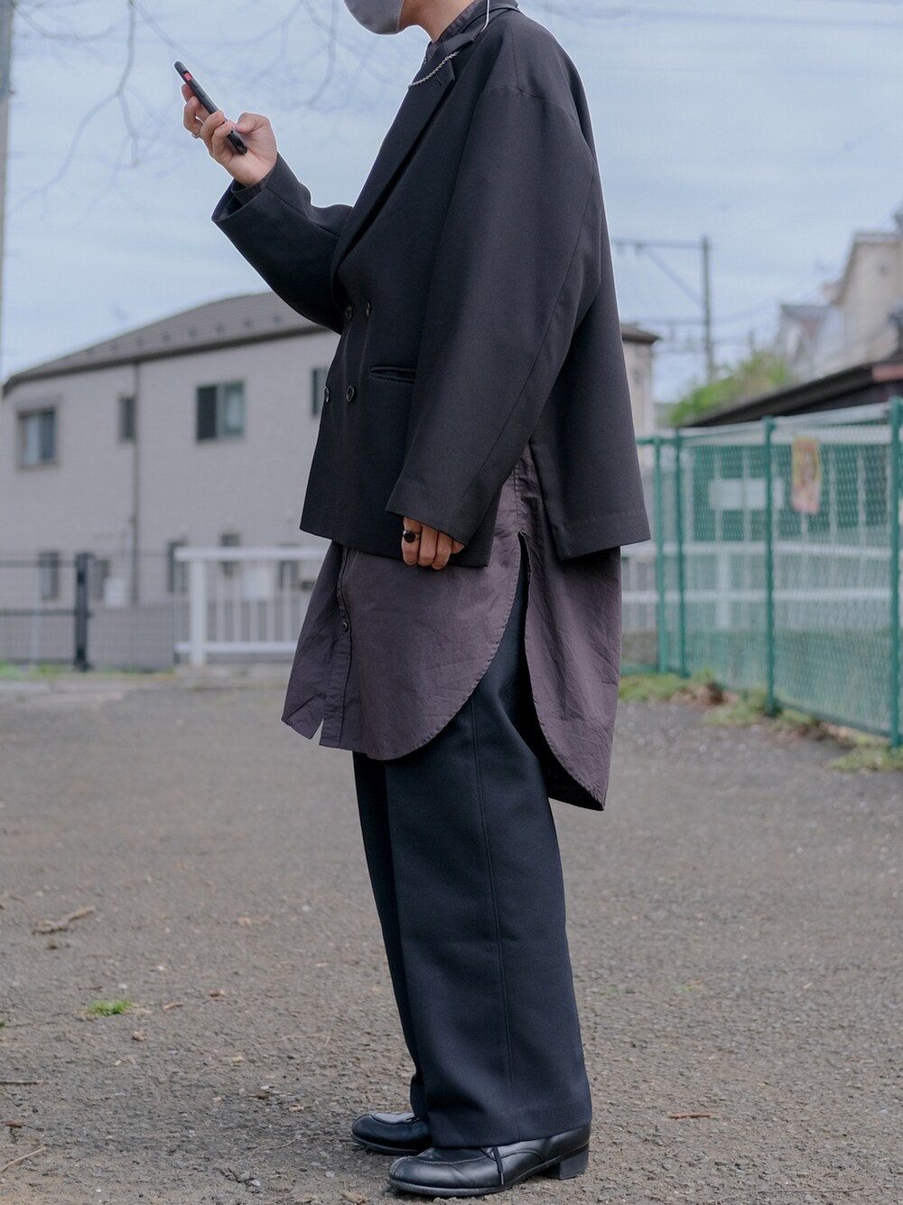 ブラック系のテーラードジャケット、ブラック系のシャツ/ブラウス、ブラック系のショルダーバッグを着用したメンズの春コーディネートの2枚目の写真