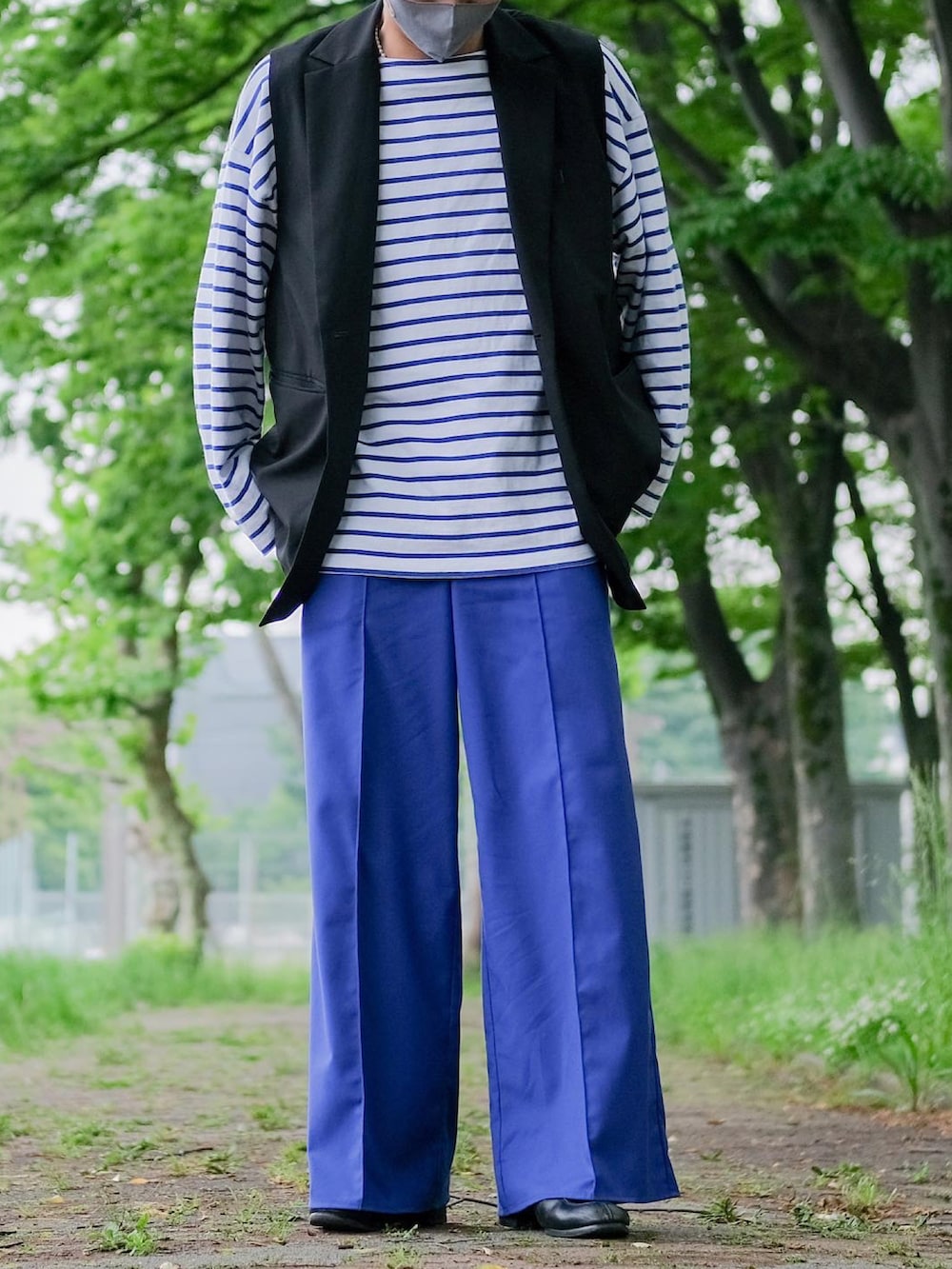 ブルー系のTシャツ/カットソー、ブルー系のパンツ、ブラック系のその他アウターを着用したメンズの春コーディネートの3枚目の写真