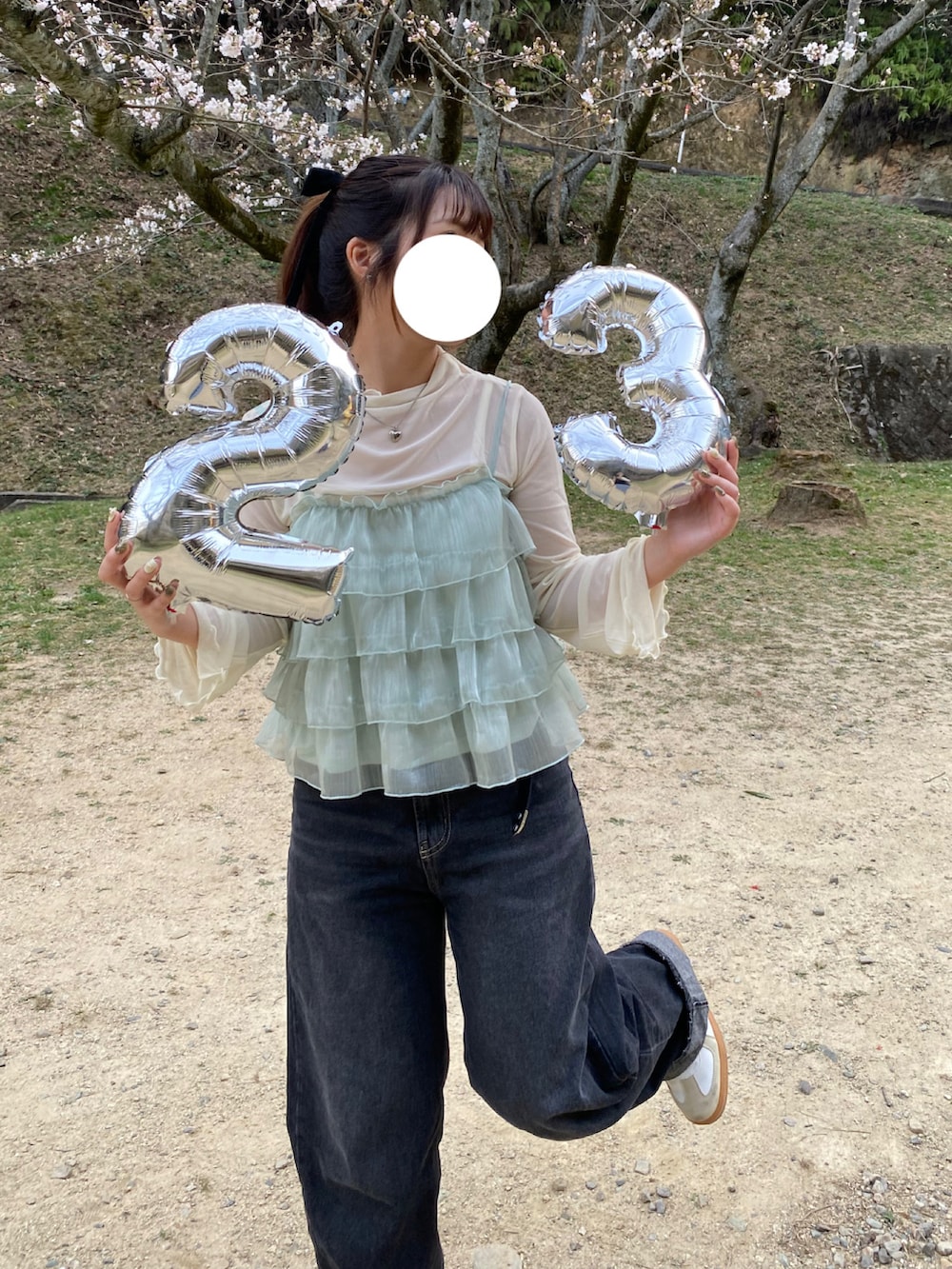 「春めき満開コーデ、春コーデ、シアートップス、重ね着、レイヤードスタイル、ビスチェ、デニム、デニムパンツ、スニーカー、シルバー、プチプラ、低身長コーデ、オトナカジュアル、カジュアルガーリー」｜「Shoes in Closetの軽量 やわらか ベーシック ジャーマントレーナータイプ スニーカー 1947（スニーカー、ベージュ系）」を使った、モモ子さん（レディース・151cm）の春コーディネートの2枚目の写真