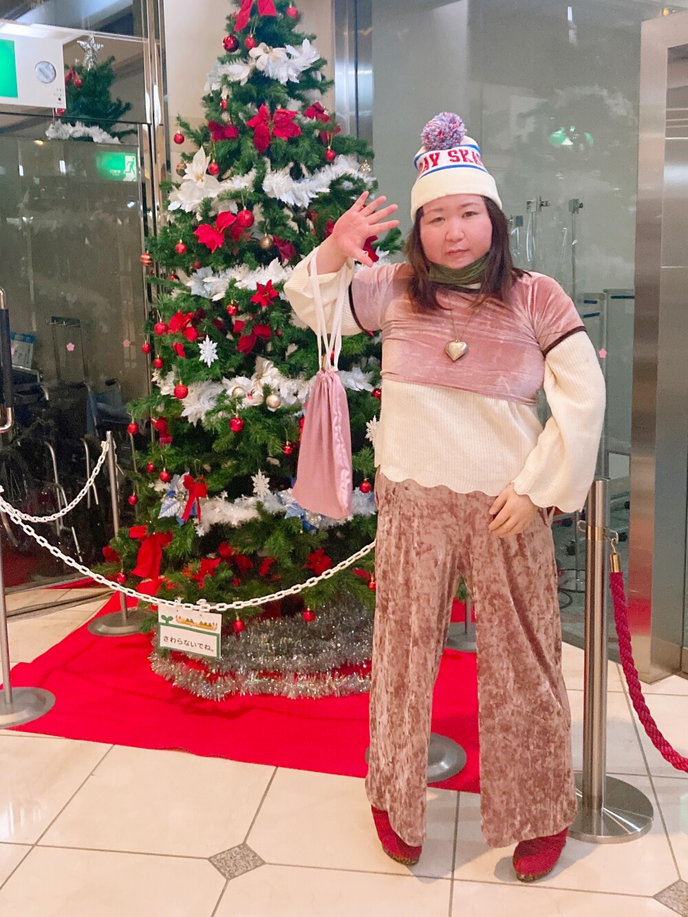 「りおん系、クリスマスに着たい服、サンタさんとお揃い帽子、ベロア、ベロアパンツ、ニット、スカラップ、レイヤードスタイル、赤ブーツ、ハートネックレス、ヌーディーカラー、ダスティピンク、明日はクリスマス」｜「WEGOのWEGO/ポンポンニットキャップ（ニットキャップ/ビーニー、その他）」を使った、麗園ファンタジー〇*ﾟさん（レディース・162cm）の冬コーディネートの3枚目の写真