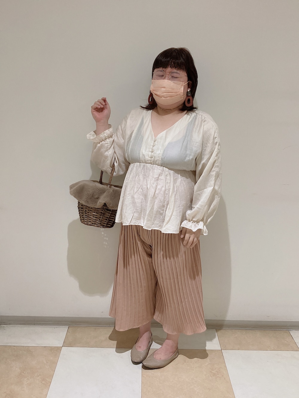 「秋カラー、ナチュラル、シンプルコーデ、見せブラ、ブラウス、スカーチョ、ファーカゴバッグ、大ぶりピアス、パンプス、ベージュ×ブラウン、眼鏡女子」｜「LOWRYS FARMの２ＷＡＹカシュクールブラウスＬＳ　263699（シャツ/ブラウス、ホワイト系）」を使った、麗園ファンタジー〇*ﾟさん（レディース・162cm）の秋コーディネートの3枚目の写真