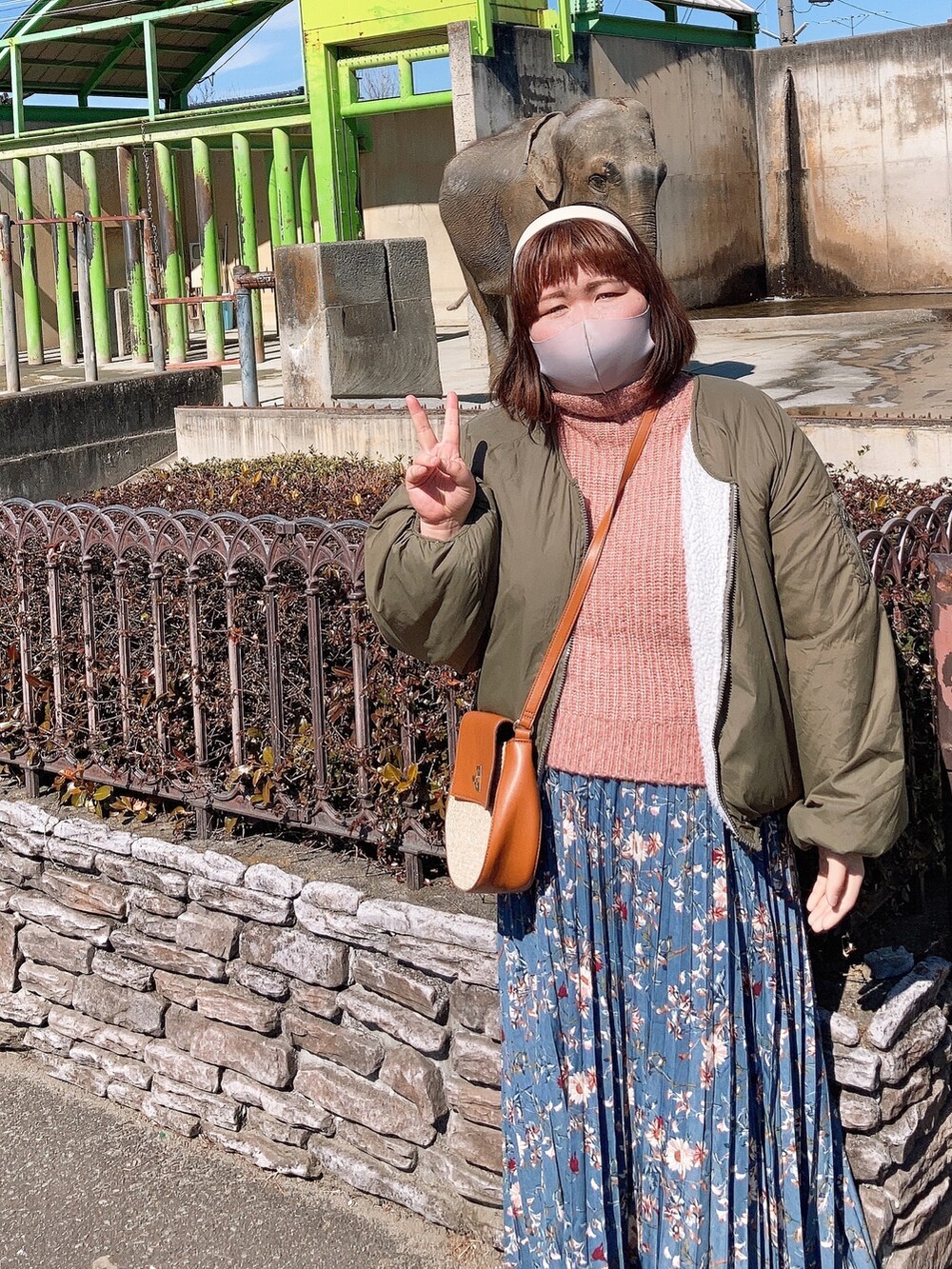 「春カラー、大人カジュアル、ピンクニット、花柄スカート、ショルダーバッグ、カチューシャ、ローファー、ウルトラマンみたいに強いあなたが好き」｜「fifthのフラワープリントウエストギャザーロングスカート（スカート、ブルー系）」を使った、麗園ファンタジー〇*ﾟさん（レディース・162cm）の春コーディネートの2枚目の写真