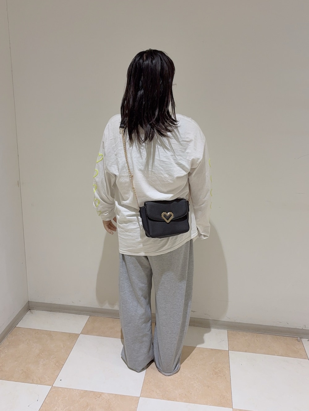 ホワイト系のTシャツ/カットソー、ホワイト系のサンダル、グリーン系のヘアバンドを着用したレディースの秋コーディネートの4枚目の写真