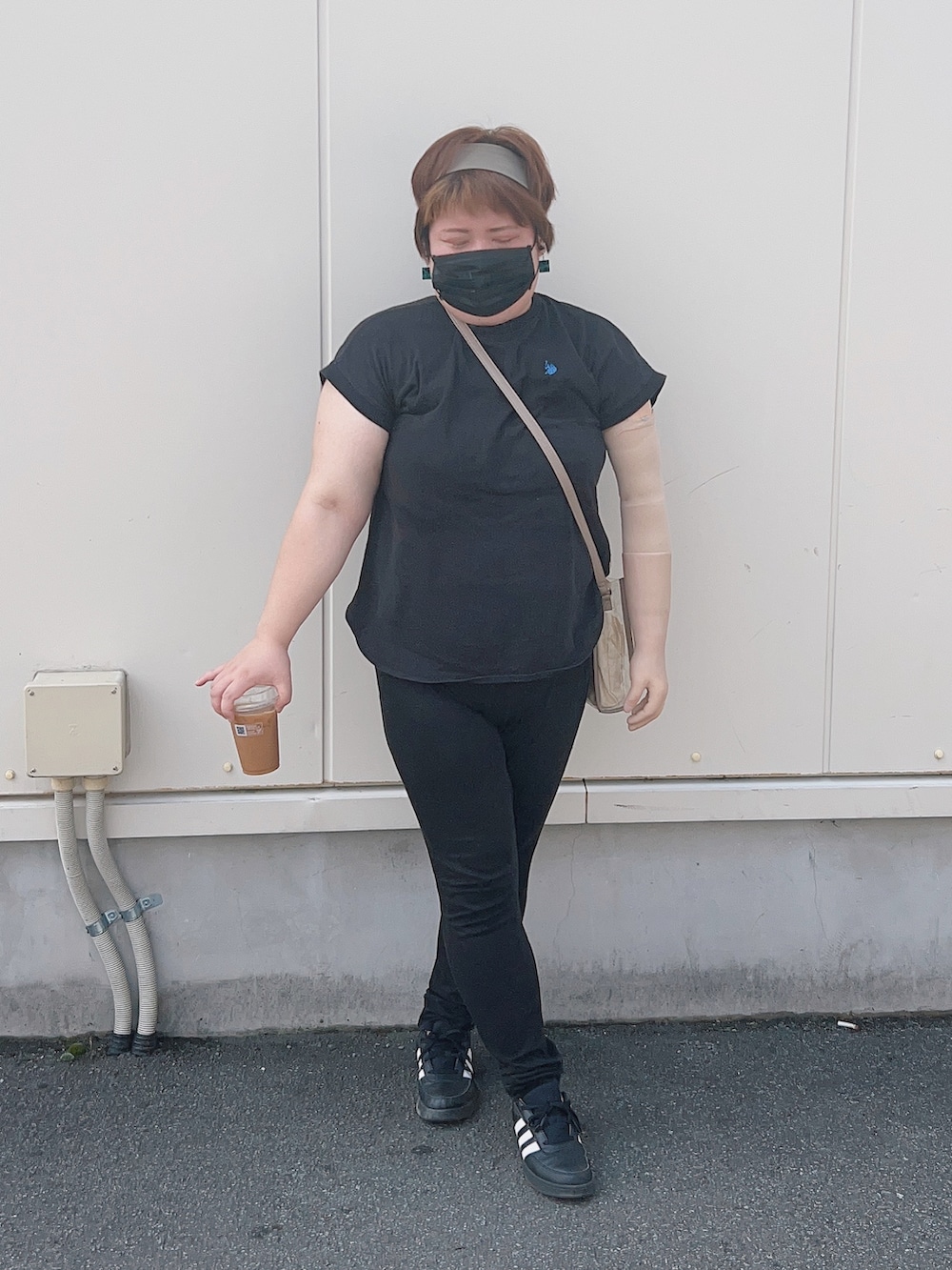 ブラック系のTシャツ/カットソー、ベージュ系のショルダーバッグ、ブラック系のデニムパンツを着用したレディースの夏コーディネートの2枚目の写真
