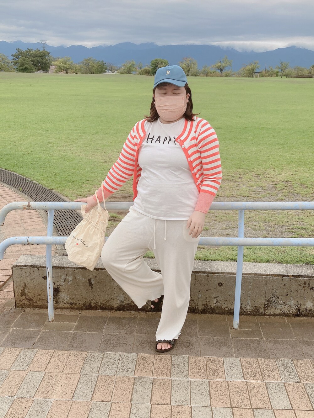 ホワイト系のTシャツ/カットソー、ホワイト系のパンツを着用したレディースの秋コーディネートの2枚目の写真