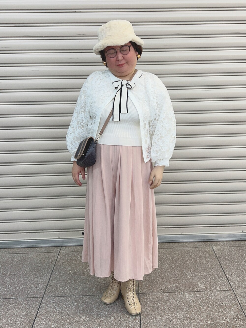 「フレンチガーリー、ガーリー、シア―ブラウス、リブニット、リボン、ガウチョパンツ、ファー、バケットハット、ショルダーバッグ、編みブーツ、最近のいい感じコーデ、メガネ女子」｜「WEGOのWEGO/ファーバケットハット（ハット、ベージュ系）」を使った、麗園ファンタジー〇*ﾟさん（レディース・162cm）の冬コーディネートの3枚目の写真