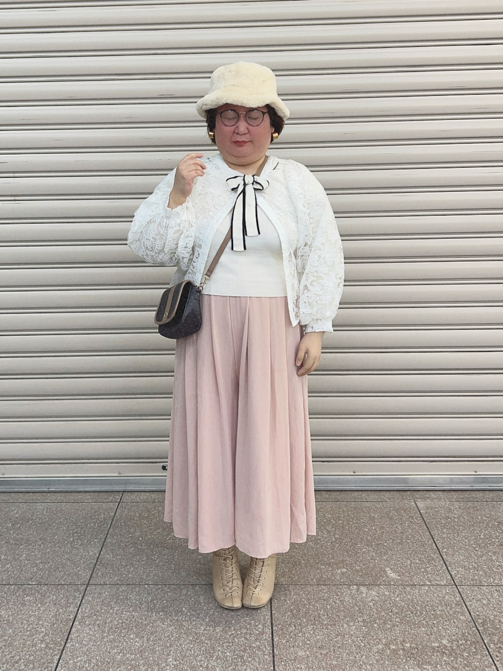 「フレンチガーリー、ガーリー、シア―ブラウス、リブニット、リボン、ガウチョパンツ、ファー、バケットハット、ショルダーバッグ、編みブーツ、最近のいい感じコーデ、メガネ女子」｜「WEGOのWEGO/ファーバケットハット（ハット、ベージュ系）」を使った、麗園ファンタジー〇*ﾟさん（レディース・162cm）の冬コーディネートの2枚目の写真