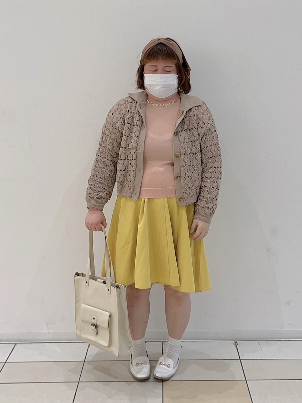 「春コーデ、春色、パステルカラー、ガーリー、かぎ編み、カーディガン、ビジュー、春ニット、トートバッグ、ローファー、カチューシャ」｜「earth music&ecologyのハイハイハイネックビジューニットプルオーバー ＊（ニット/セーター、ピンク系）」を使った、麗園ファンタジー〇*ﾟさん（レディース・162cm）の春コーディネートの2枚目の写真