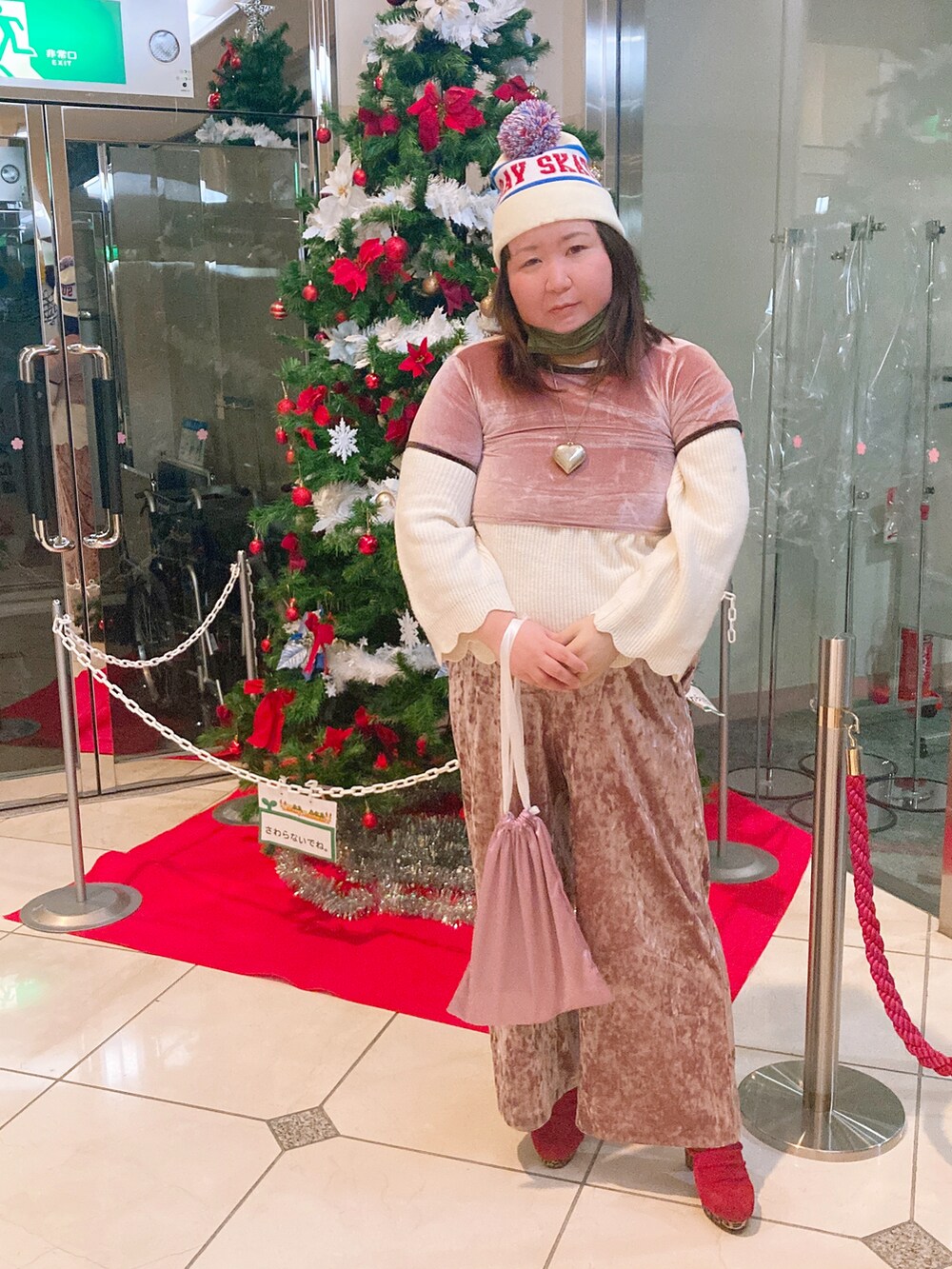 「りおん系、クリスマスに着たい服、サンタさんとお揃い帽子、ベロア、ベロアパンツ、ニット、スカラップ、レイヤードスタイル、赤ブーツ、ハートネックレス、ヌーディーカラー、ダスティピンク、明日はクリスマス」｜「WEGOのWEGO/ポンポンニットキャップ（ニットキャップ/ビーニー、その他）」を使った、麗園ファンタジー〇*ﾟさん（レディース・162cm）の冬コーディネートの2枚目の写真