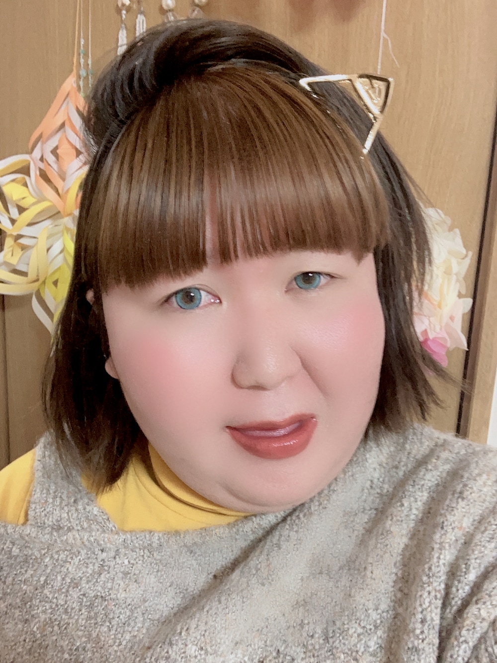 ブラック系のブーツ、グレー系のニット/セーター、ブラック系のその他パンツを着用したレディースの冬コーディネートの2枚目の写真