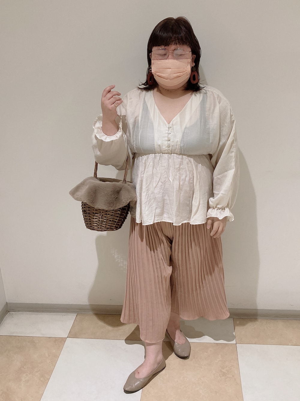 「秋カラー、ナチュラル、シンプルコーデ、見せブラ、ブラウス、スカーチョ、ファーカゴバッグ、大ぶりピアス、パンプス、ベージュ×ブラウン、眼鏡女子」｜「LOWRYS FARMの２ＷＡＹカシュクールブラウスＬＳ　263699（シャツ/ブラウス、ホワイト系）」を使った、麗園ファンタジー〇*ﾟさん（レディース・162cm）の秋コーディネートの2枚目の写真