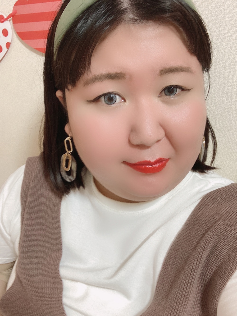 「シンプル、カジュアル、ベスト、Ｖ字ライン、テーパードパンツ、白Tシャツ、おおぶりピアス、カチューシャ、グリーン、2wayバッグ、編み込みサンダル、ナチュラル、キャンパスコーデ」｜「CIAOPANICの【追加生産/新色登場】前後2wayニットビスチェ（ベスト、ブラウン系）」を使った、麗園ファンタジー〇*ﾟさん（レディース・162cm）の夏コーディネートの2枚目の写真