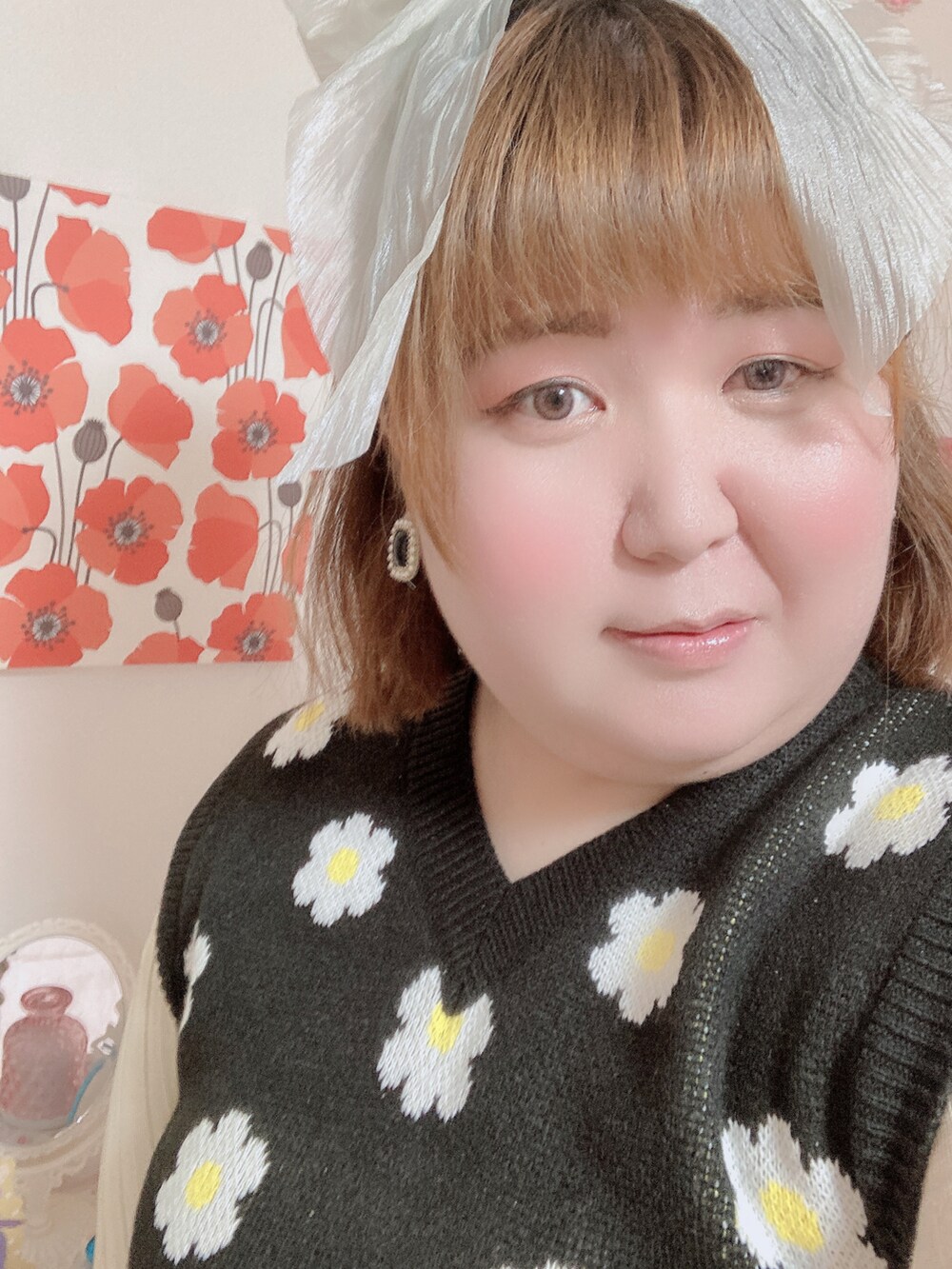 ブラック系のニット/セーター、ベージュ系のニット/セーター、グリーン系のヘアゴムを着用したレディースの春コーディネートの3枚目の写真