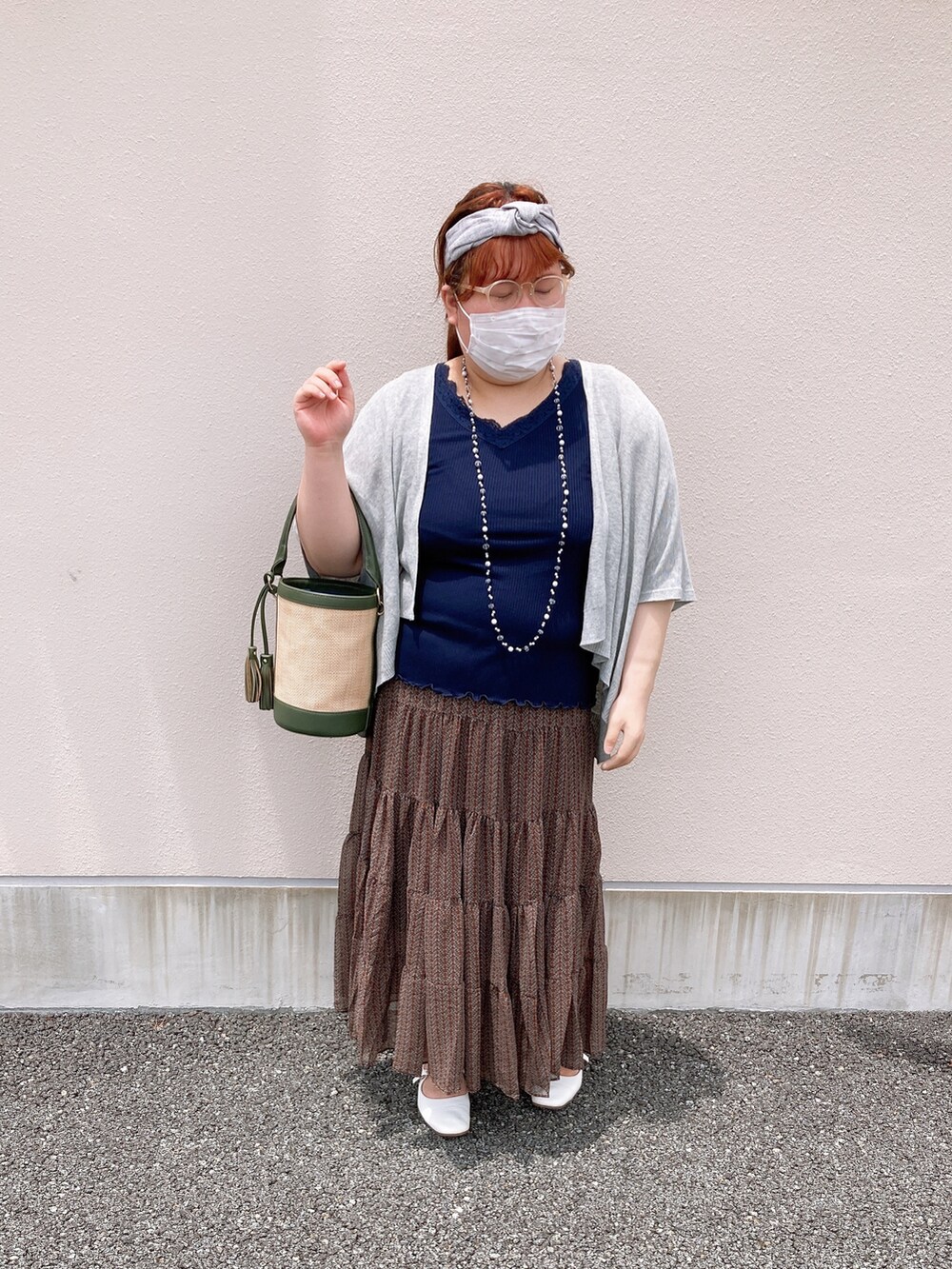 ブラウン系のスカートを着用したレディースの夏コーディネートの3枚目の写真