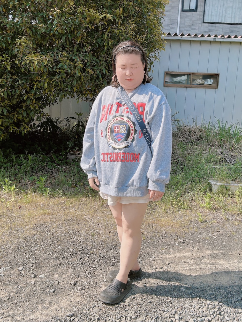 「ギャル、カジュアル、ビッグシルエット、オーバーサイズ、ショートパンツ、ショルダーバッグ、カチューシャ、ピアス」｜「U.S. POLO ASSN.の【U.S. POLO ASSN.】キャンバススクエアショルダーバッグ USPA-2555（ショルダーバッグ、ブルー系）」を使った、麗園ファンタジー〇*ﾟさん（骨格ストレート・レディース・162cm）の春コーディネートの3枚目の写真